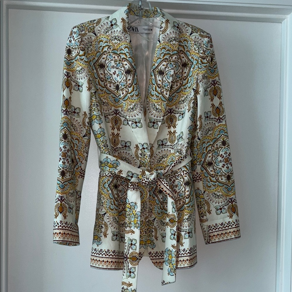 Zara Cream and Brown Blazer with Tailored Silhouette